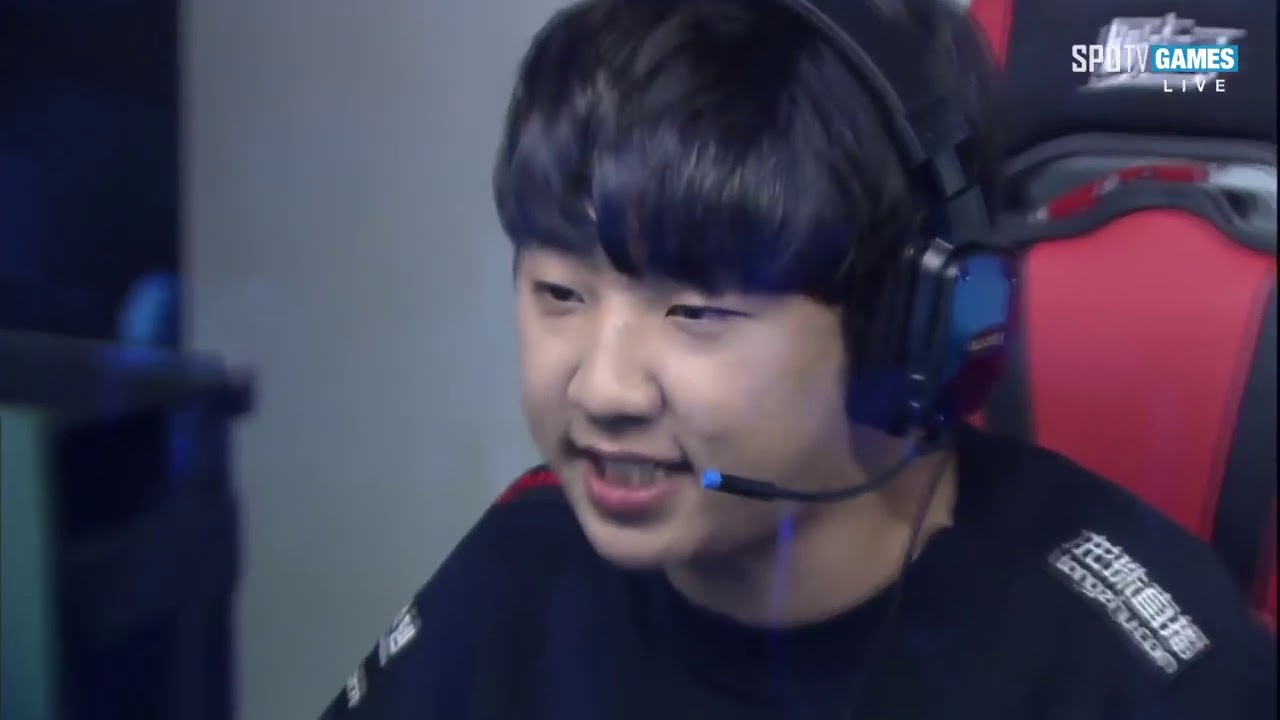 SKT KHAN OUTPLAYS EVERYBODY!!!!