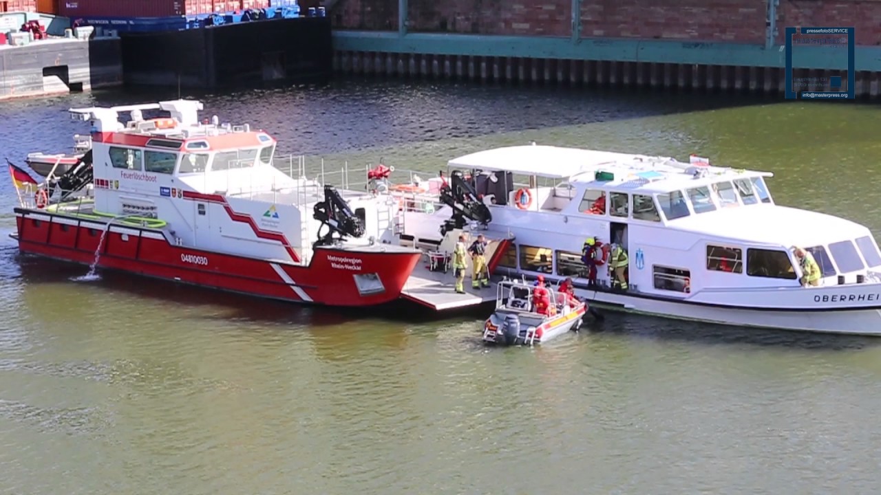 Feuerwehr übt im Mannheimer Hafen