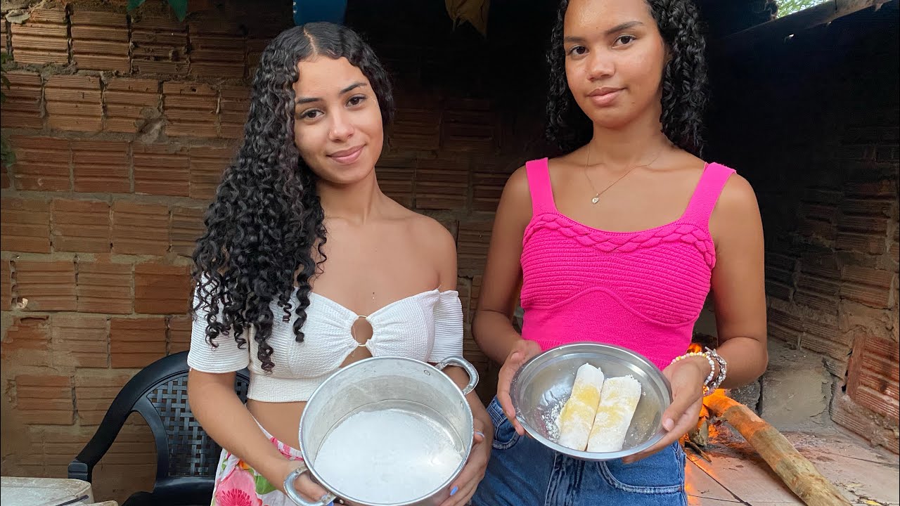 ANGELINA E ISABELA FAZENDO TAPIOCA NO FOGÃO A LENHA 