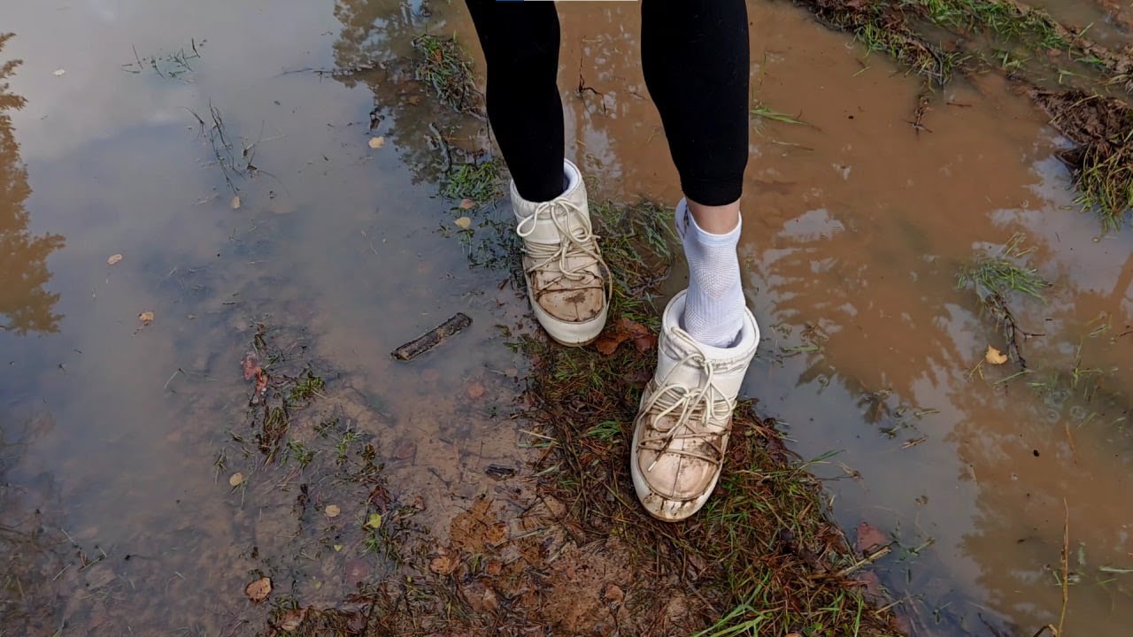 Walking through mud in MOONBOOT
