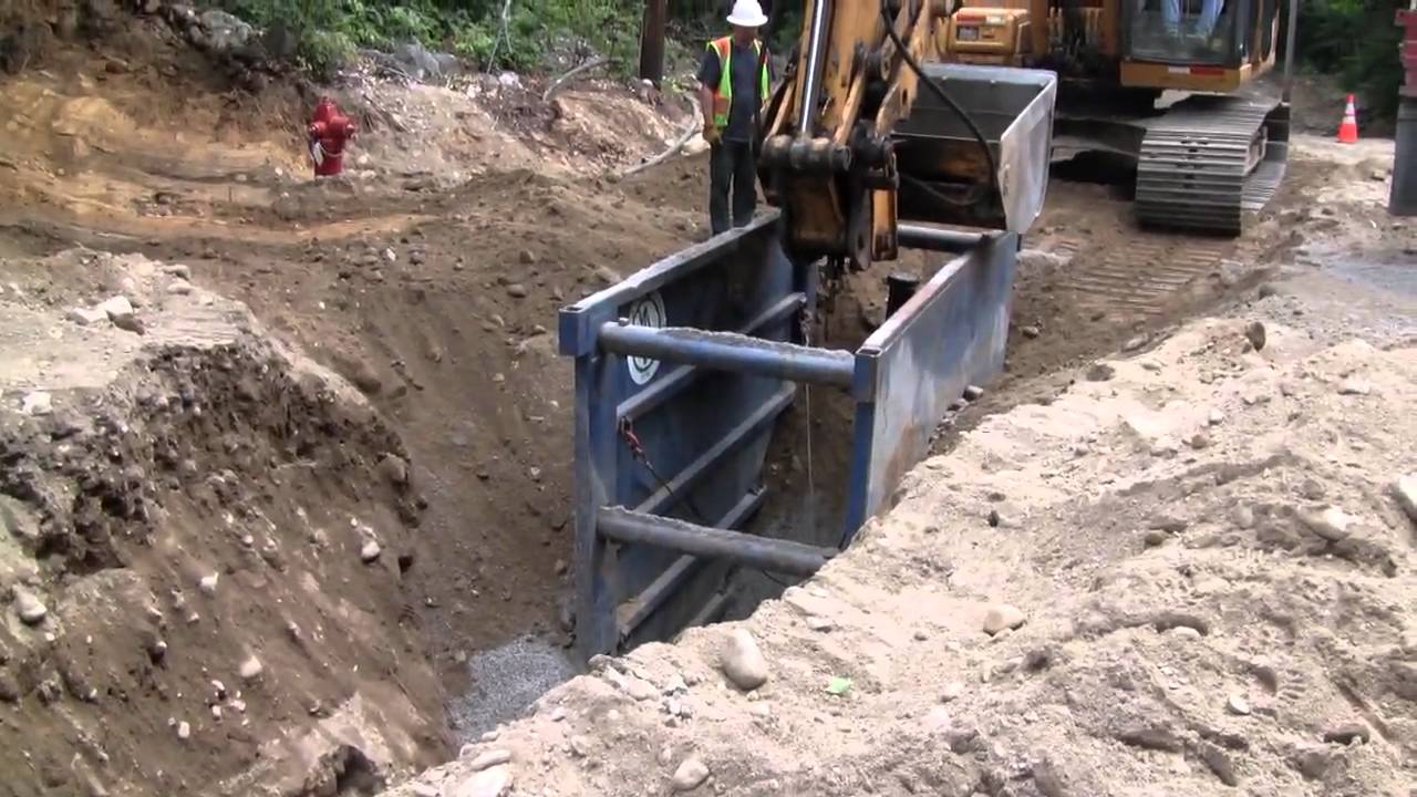 Deere 200CLC Lifting A Trench Box