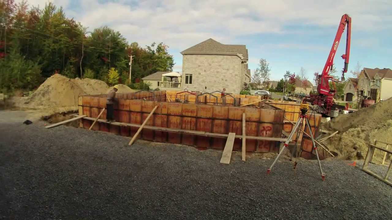 Time-lapse, construction d'une maison neuve creusage à toiture