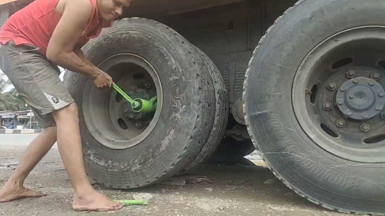 untung ada kunci roda ini bikin kerjaan jadi gampang