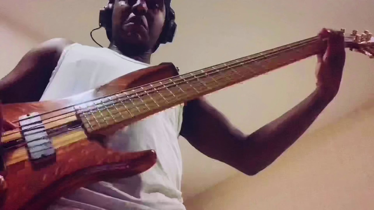 Zazá tocando Awesome God - Fred Hammond