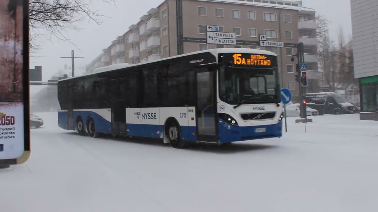 Busseja liukumassa mäessä tampereella.