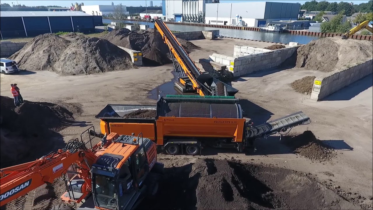 Pronar Trommelzeef in combinatie met Pronar mobiele transportband