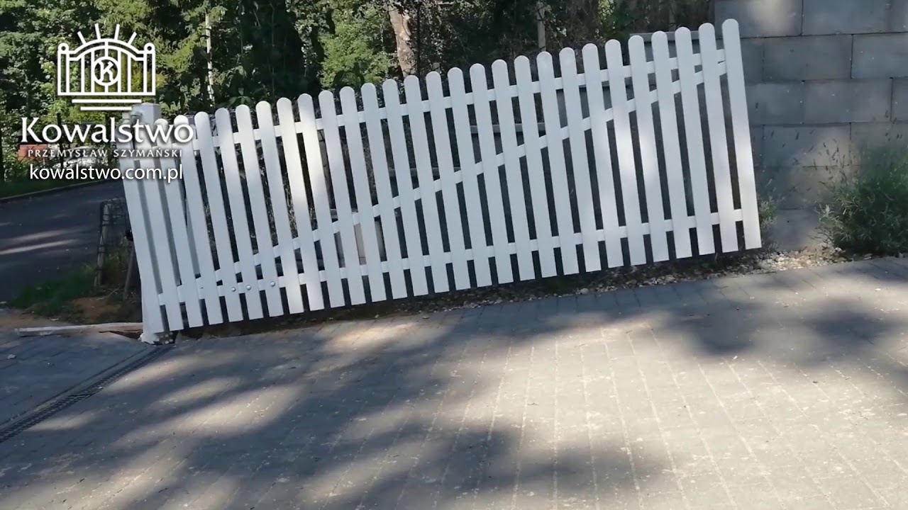 Brama wznosząca się nad stromy podjazd, stalowa 