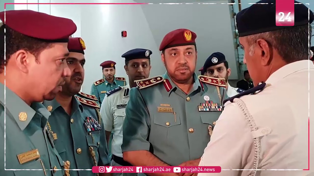 اللواء محمد خلفان الرميثي، قائد عام شرطة أبوظبي، خلال جولته بإدارة ترخيص الآليات
