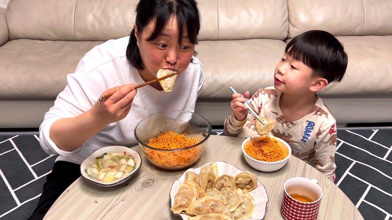 집밥먹방) 고기만두, 김치만두 만들어서 비빔면이랑 먹방 | Home meal (Meat Dumplings, Kimchi Dumplings, Bibimmyeon) Mukbang