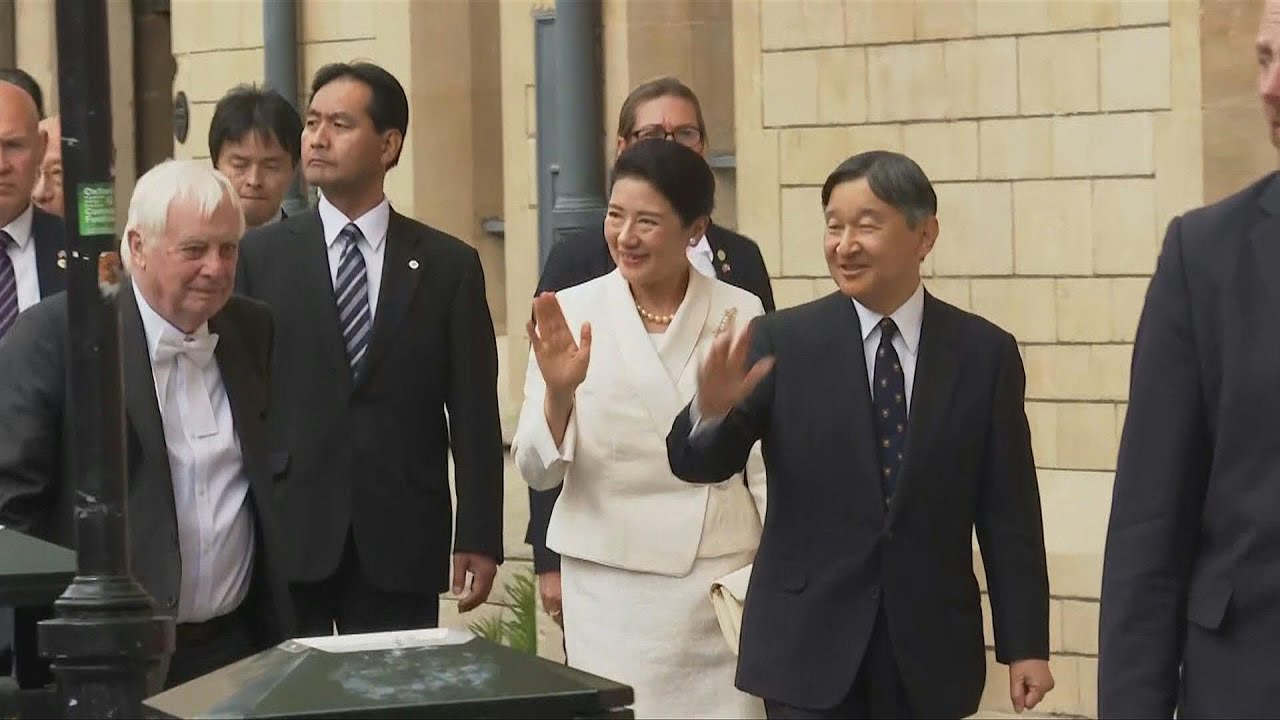 Crowds greet Japanese Emperor and Empress in Oxford | AFP