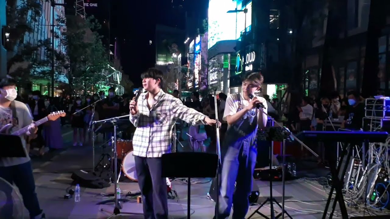 ช่วงสองแนะนำให้รู้จักนักดนตรีของวง broccoli  แสดงที่งาน Siam Square Music 90's on street