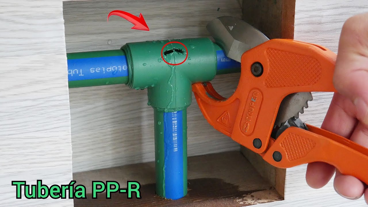 Los plomeros se sorprenderán al ver! 2 reparaciones de tubería PP-R en espacio estrecho y sin cortes