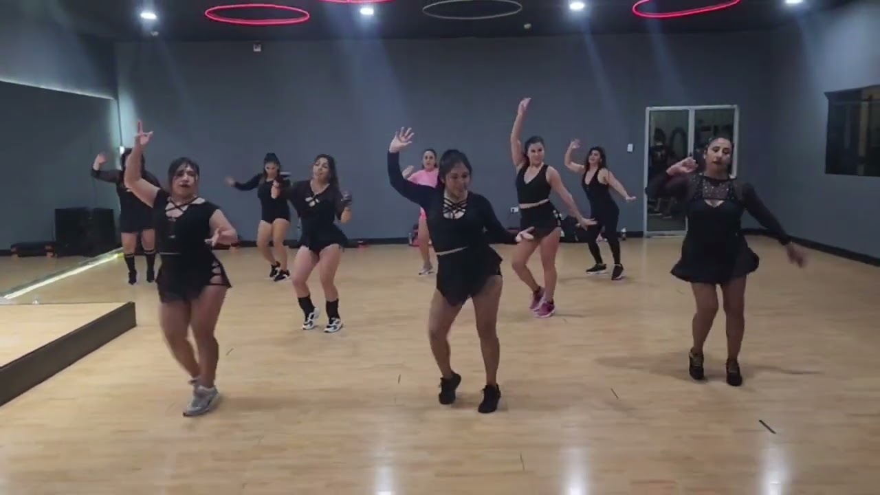 Bella Ft/ Grupo Zúmbale Primo & Corazón serrano By Ricardo Santa Cruz y Staff DivinasFit HUACHO