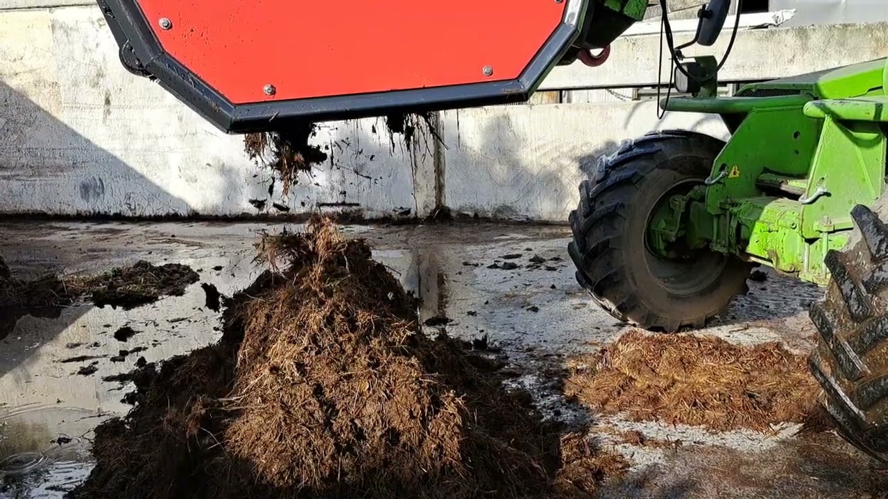 VDW Constructie Agricultural Machinery ---  Part1: Detangling and spreading unit ‘Muck Master’