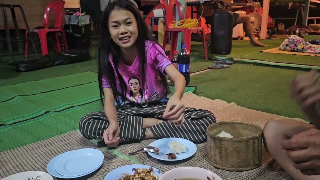 น้องธิดาลาวได้กินต้มยำปูแซ่บหลาย@วิไลวรรณ แสงเพชร