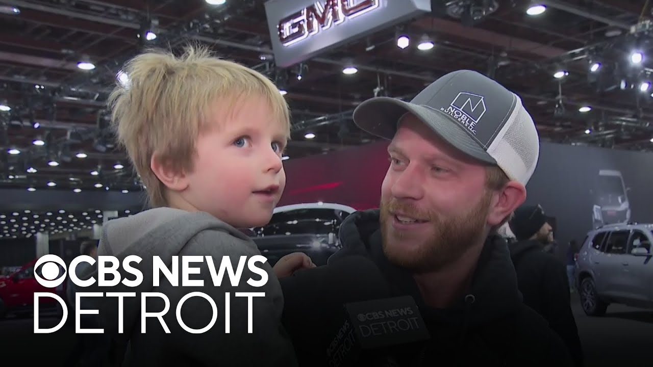 Car enthusiasts trek through snow for last day of Detroit Auto Show
