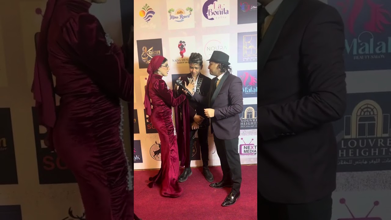 المذيع الموقعـــ اتي 🤩رزق منه بتقفــــ ش عبده بيتصور مع بنات😂😂😂🎤🎥🎬