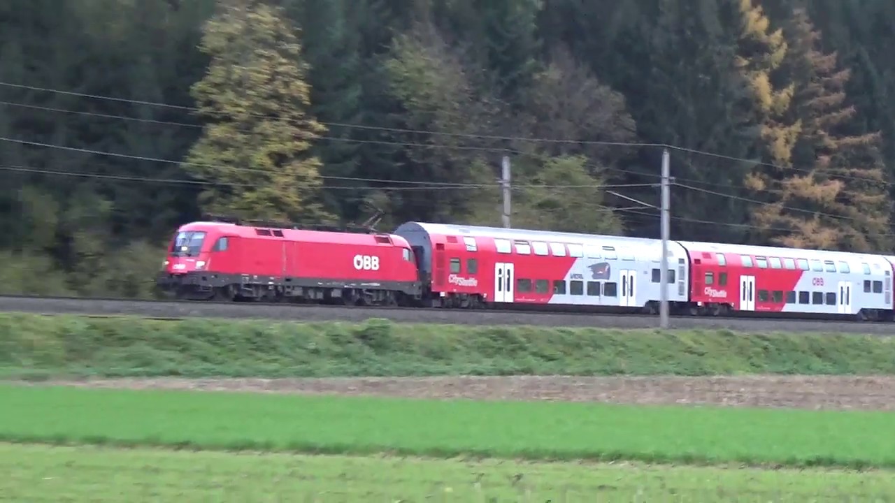 Schnee winkt schon von den Bergen mit Bahnverkehr bei Rankweil