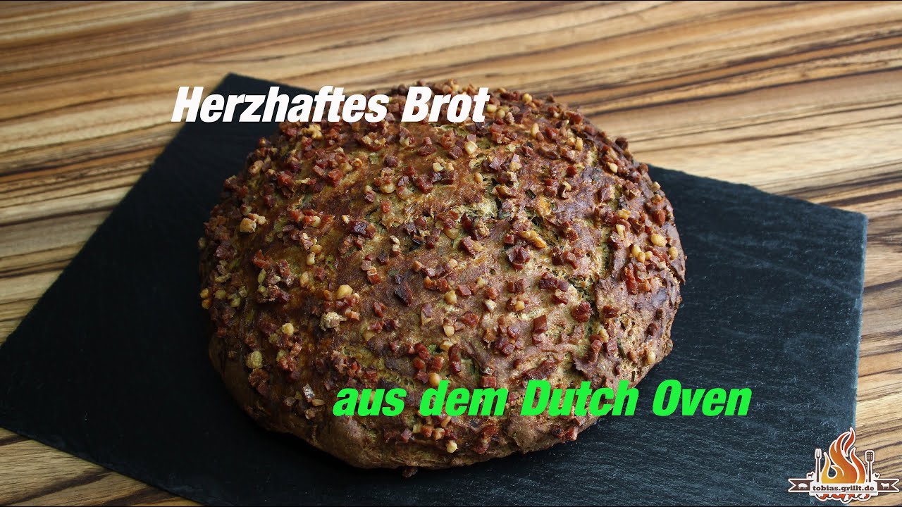 Herzhaftes Kräuterbrot aus dem Weber Dutch Oven vom Holzkohle Kugelgrill -- tobias.grillt.de