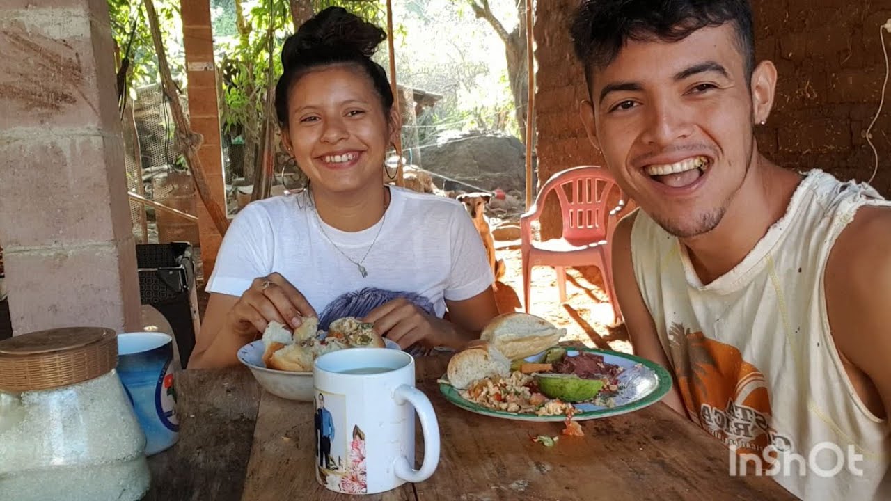 ASI ES EL AMANECER DE JEYMI CON EL LORO JEYMI LE PREPARA UN RICO DESAYUNO