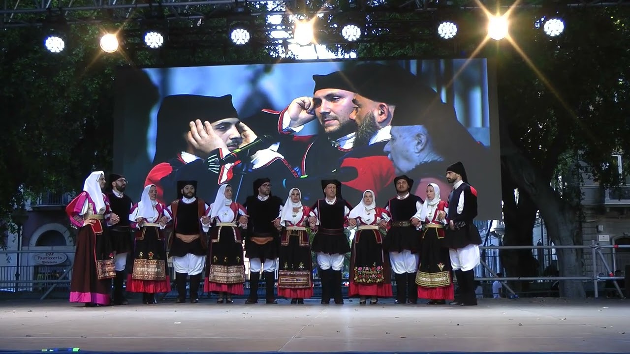 ==Gruppo Folk Amici del Folklore di Nuoro a Sant'Efisio==   =Passu torrau=