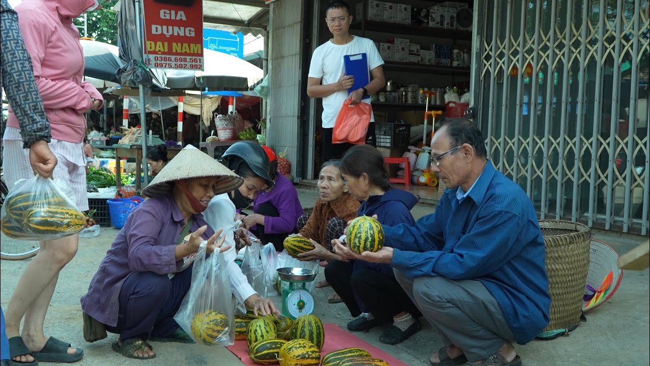 At the market fair: Uri is stunned to see Mr. Tuan again &ndash; the past begins to resurface! 