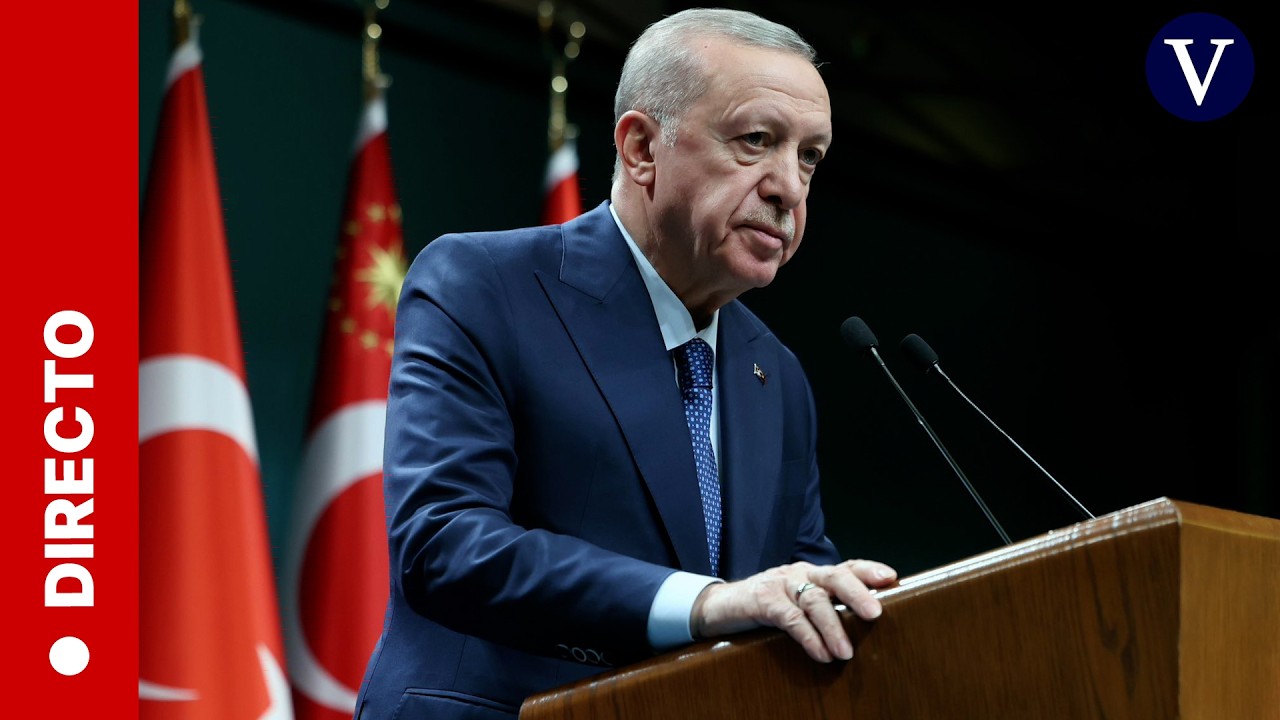 El presidente turco, Tayyip Erdogan, se dirige al personal militar