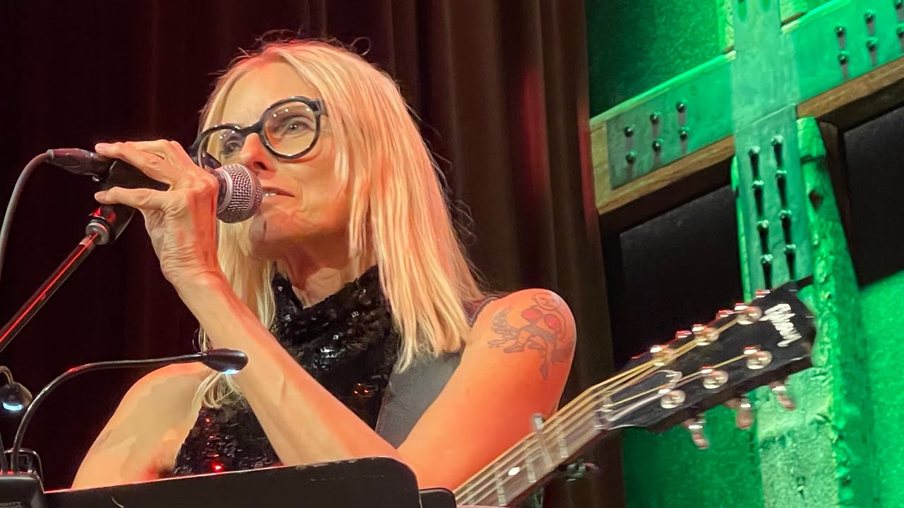 Aimee Mann “Voices Carry” (Christmas version) at NYC City Winery, Nov. 29, 2024