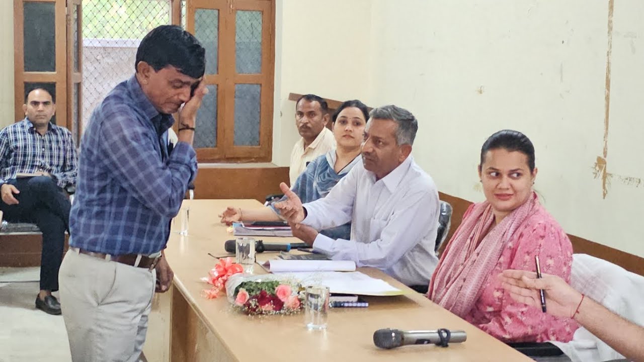कलेक्टर टीना डाबी ले रहे थे मीटिंग,अचानक शिक्षक ने रोते हुए लगाई यह गुहार,देखे वीडियो!