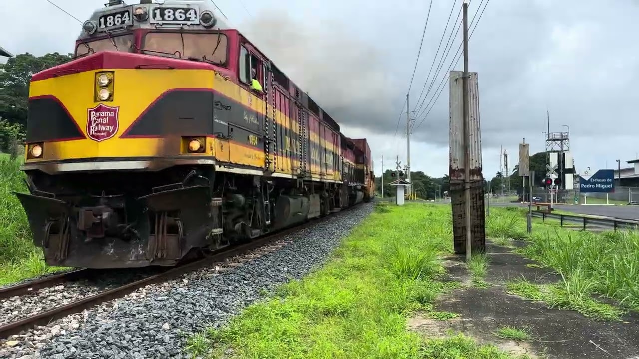 PCRC 1864 y 1866 liderando tren en direccion norte