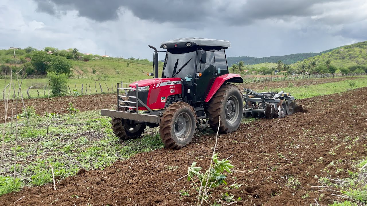 O tempo fechou de chuva quando o trator Massey Ferguson 4408 tava cortando terra na macambira