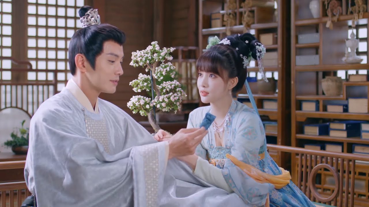 She saved the prince's life from the assassin! 口嫌体正直！太子吐槽花琉璃绣的香囊，转头就挂在腰间！ | Royal Rumours EP07