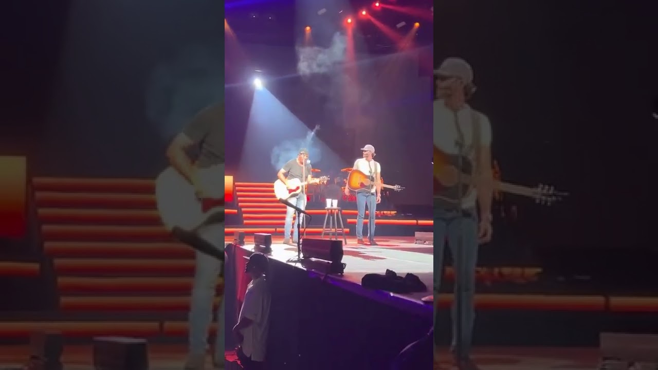 Luke Bryan and Riley Green sing Blake Shelton live in Tampa (November 5, 2022)