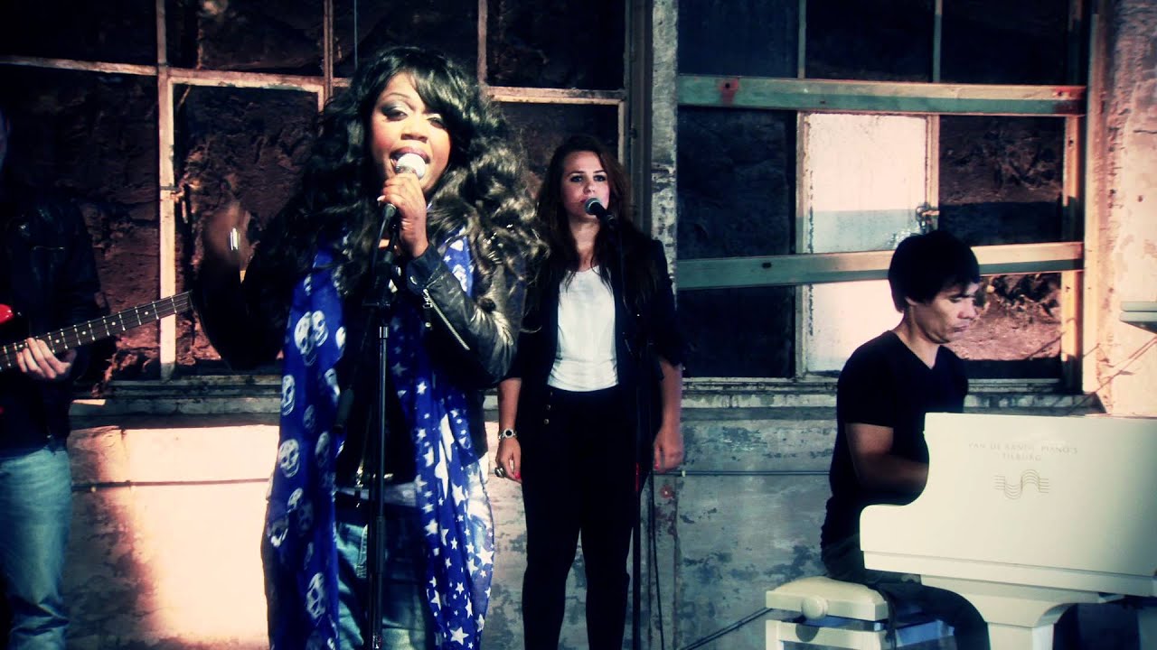 Berget Lewis - Zwart Wit (Official Video)