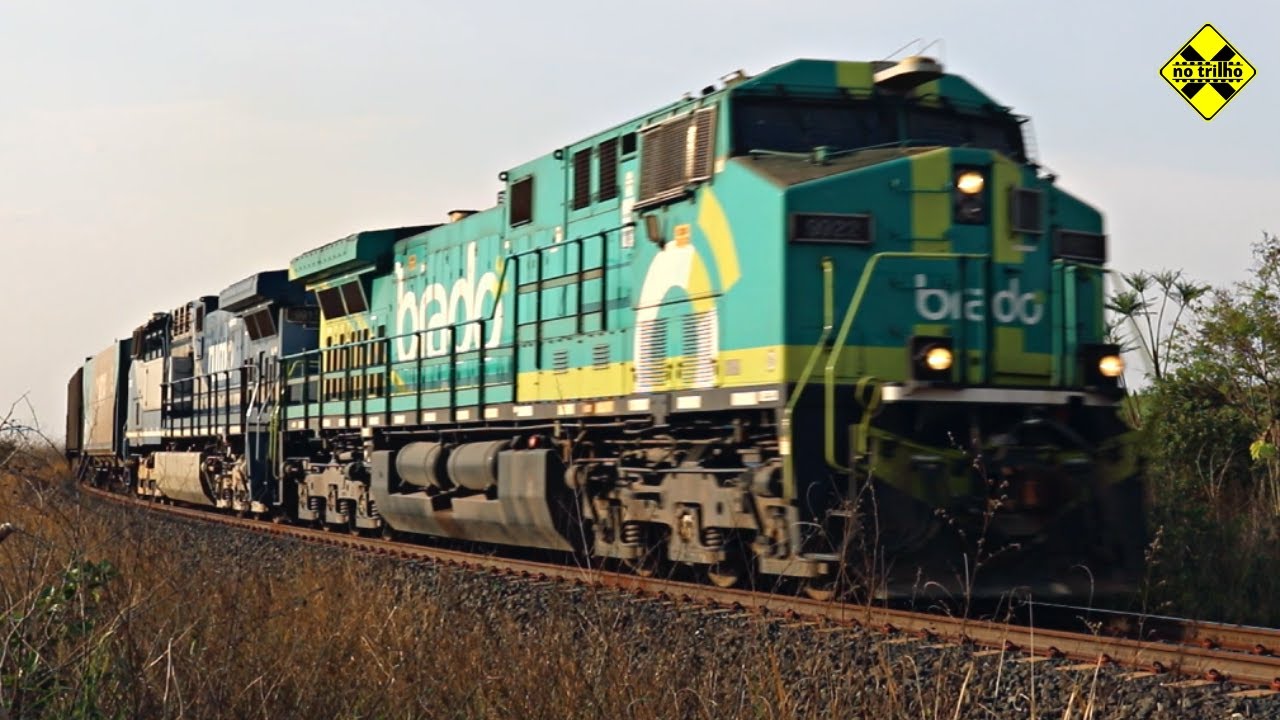 Trem da Rumo com 120 vag&otilde;es na Ferrovia Norte Sul