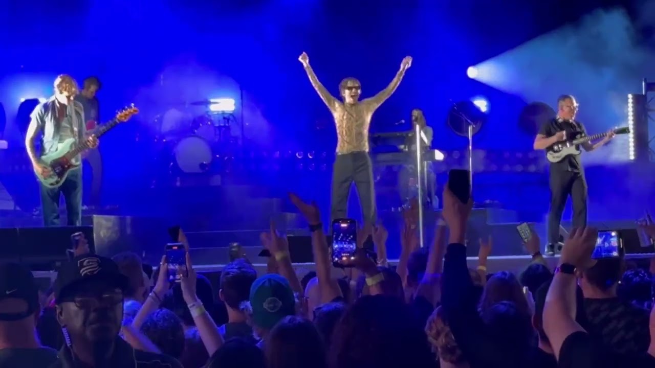 CAGE THE ELEPHANT - TELESCOPE with Audience Providing the Light Show at Baycare Sound FL 9/17/2025