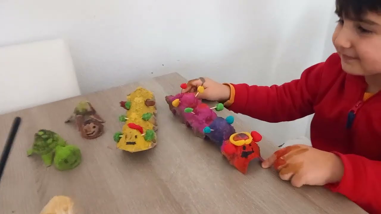 Sadece bir yumurta kolisi ve biraz boya ile harikalar yaratabilirsiniz. İşte bizim minik tırtılımız🐛