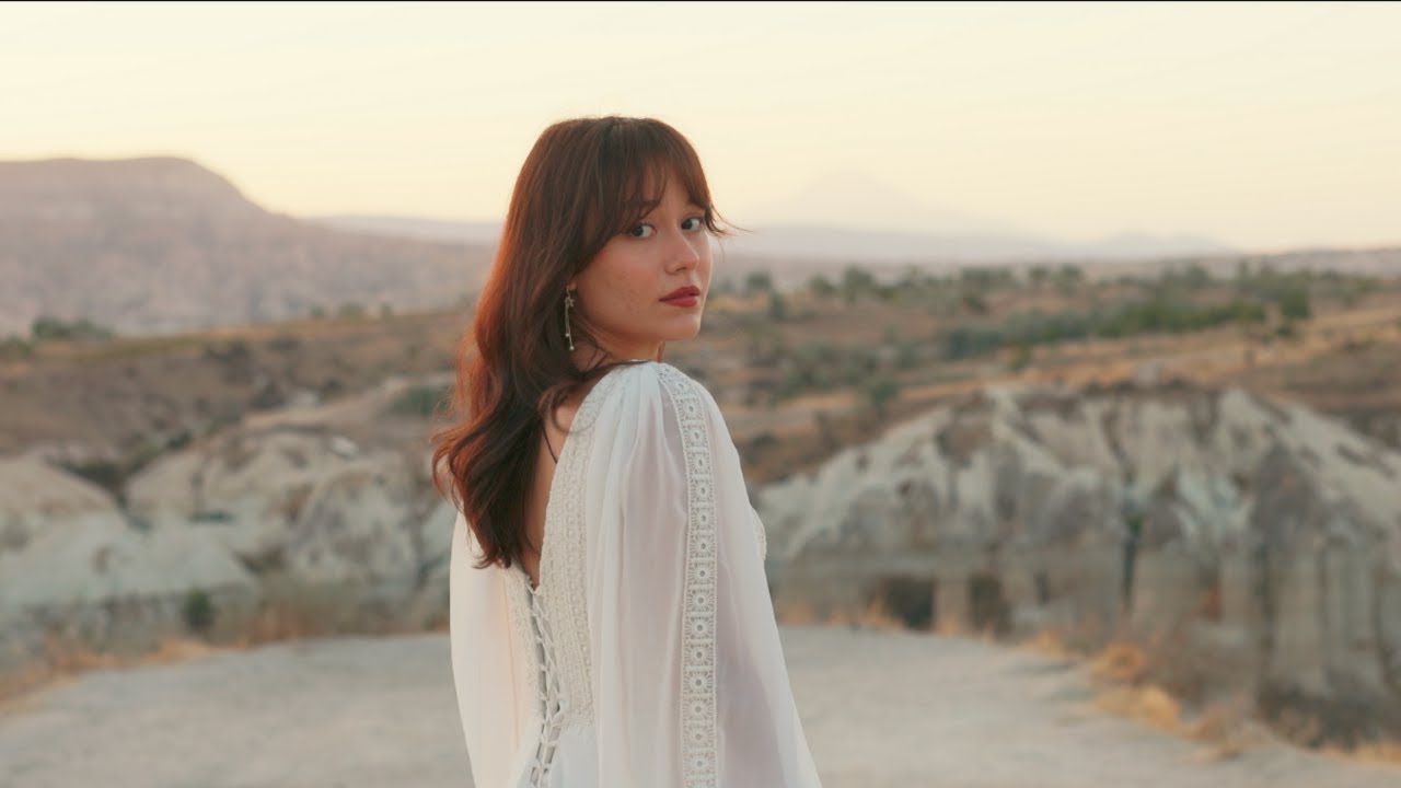 Ayça Özefe - Döneceksin Diye Söz Ver