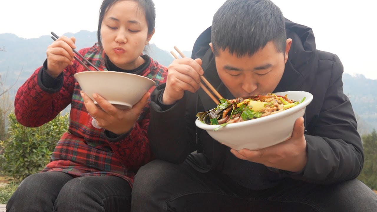 【超小厨】小杨出教程&ldquo;四川油泼辣子&rdquo;，岳父做全肉宴，坨子肉+回锅肉，太安逸了！