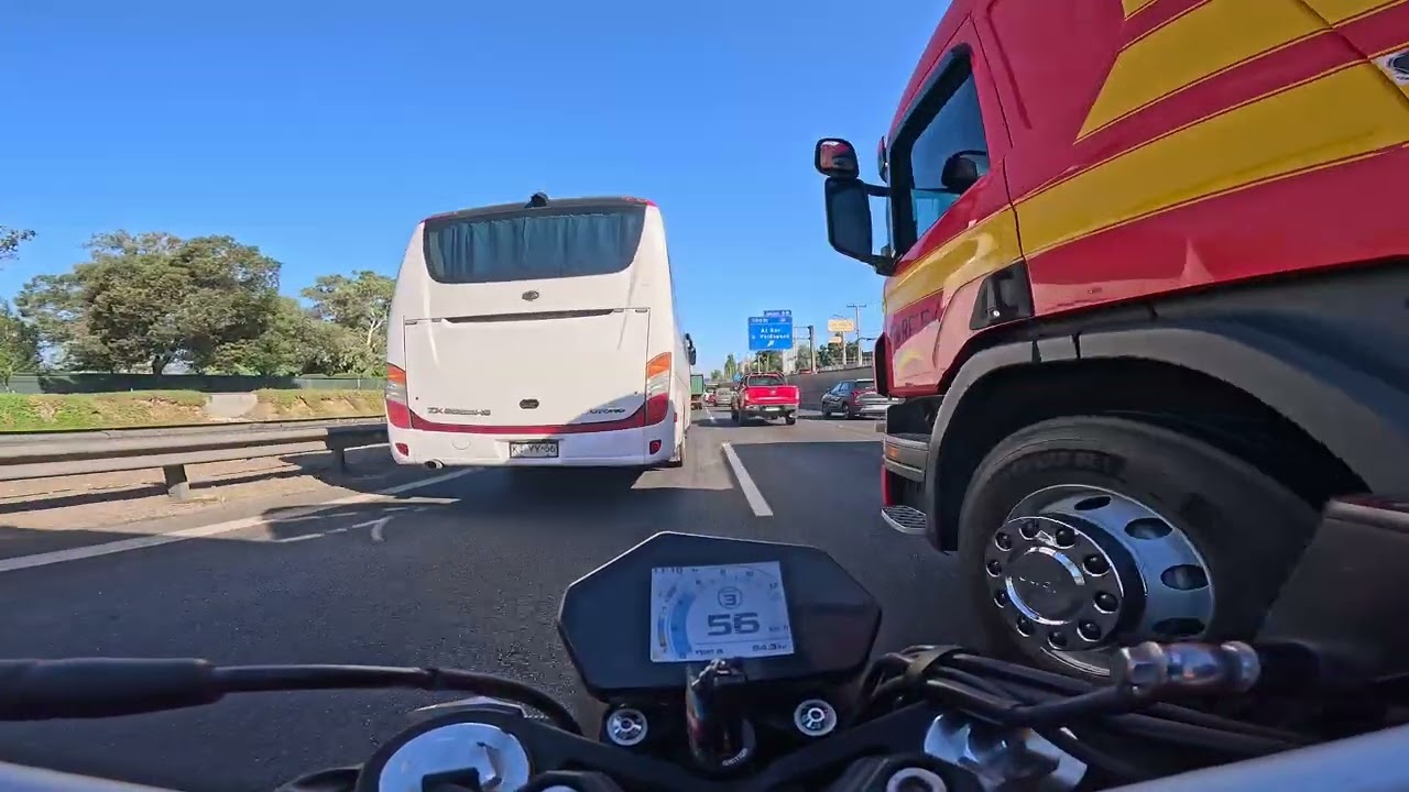 Camino a casa piola en moto 
