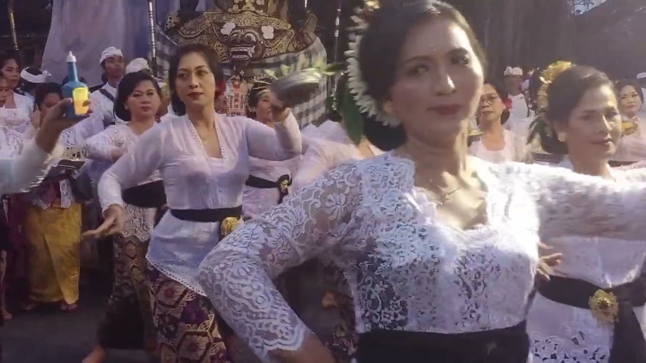 Tari Rejang Pemendak. Penari Ibu - Ibu PKK Desa Kukuh Kerambitan Tabanan.
