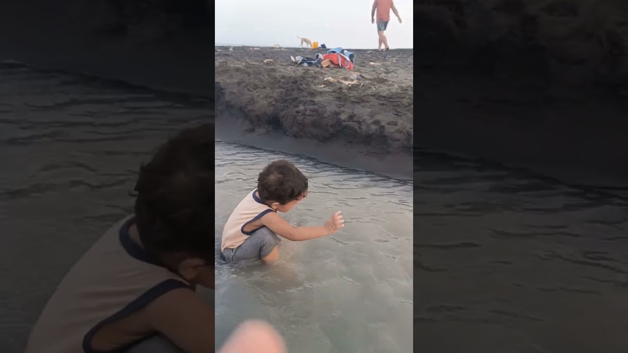Bermain air di muara pantai masceti