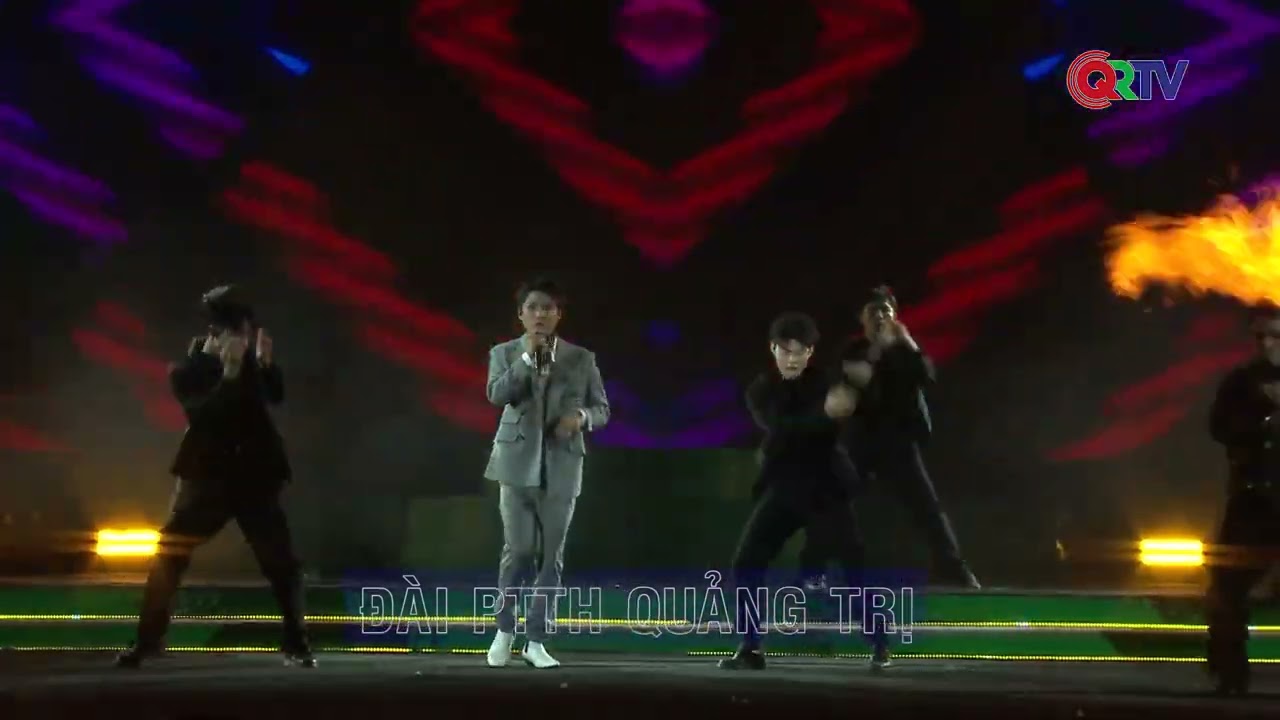 Ca sĩ Tăng Duy Tân bùng nổ với ca khúc hit “Bên trên tầng lầu” tại Lễ KN 50 năm Giải phóng Hải Lăng