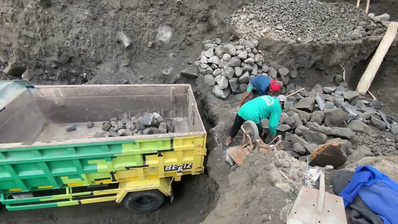 the stones we split are now sold, this will make the site clean and speed up mining