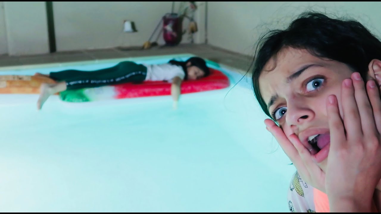 مقلب رميت ميرا في المسبح وهي نايمه 😫ما بتعرف تسبح