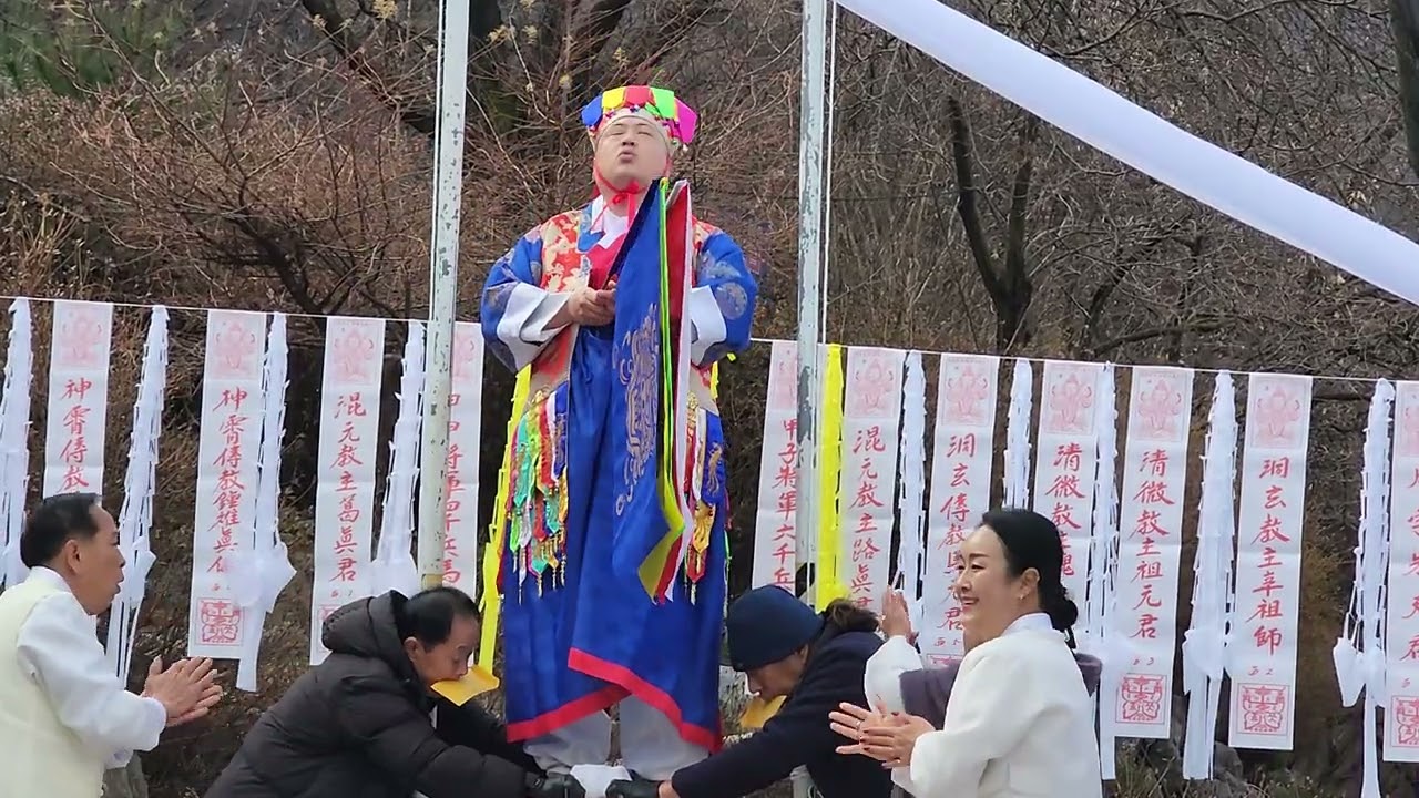 천존에서 신굿마지막 장면 에동제자 작두장군님 작두오르는 모습입니다 