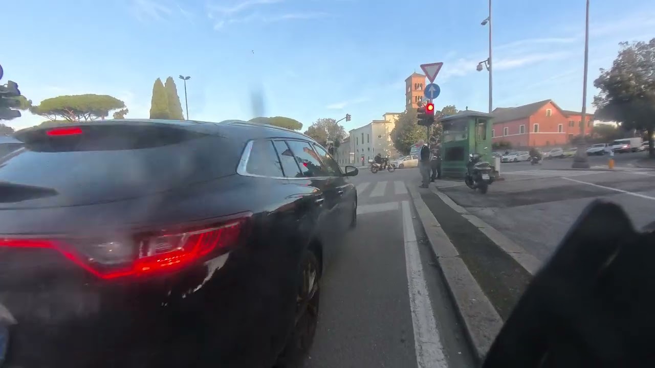 Vamos recurriendo la Appia Antica y el Circo Massimo en la moto ! #rome #travel #viajaraitalia 