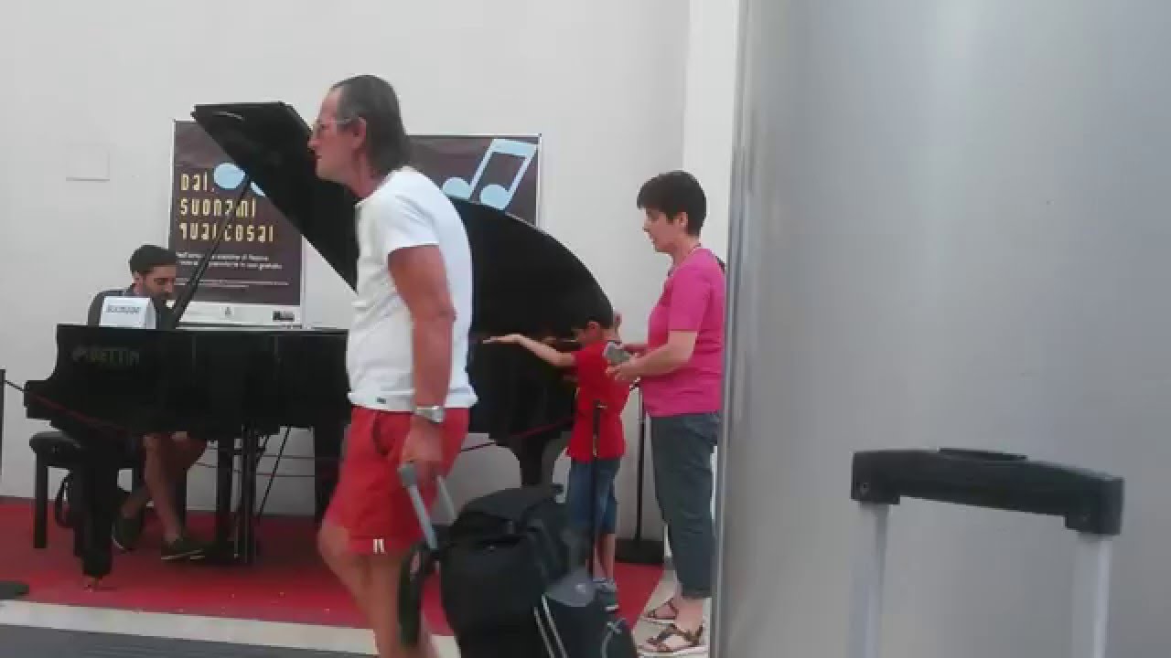 #16 Street piano Giuliano performance (and blind kid!) - Pianoforte 