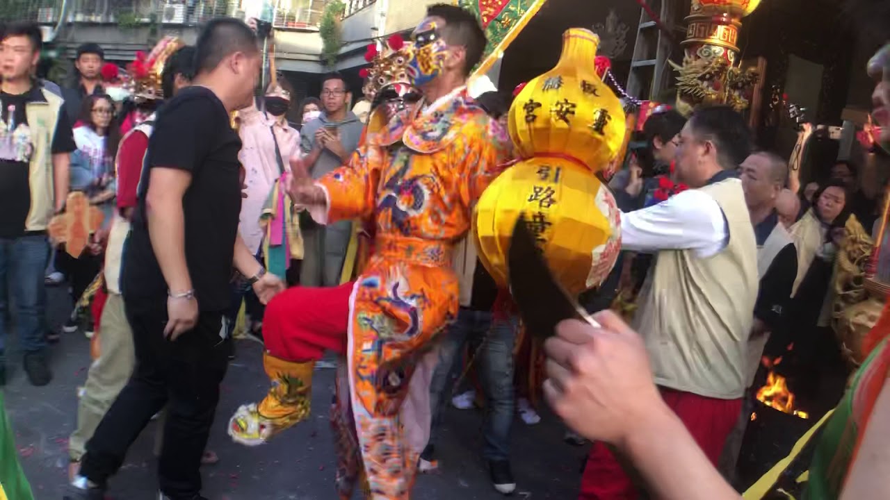 引路童子拜神轎突然降駕！板橋靈安宮八將團於萬華鴻福宮喊班恭請靈安尊王回板橋作客