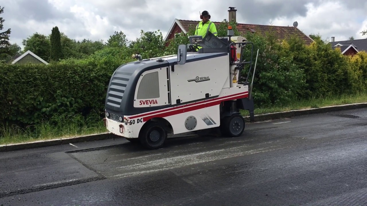 Wirtgen W50 Cold milling maschine, prepares a smooth edge for new asphalt layer.